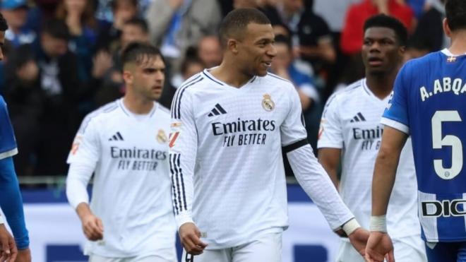 Mbappé en el momento de su expulsión ante el Alavés (Cordon Press)