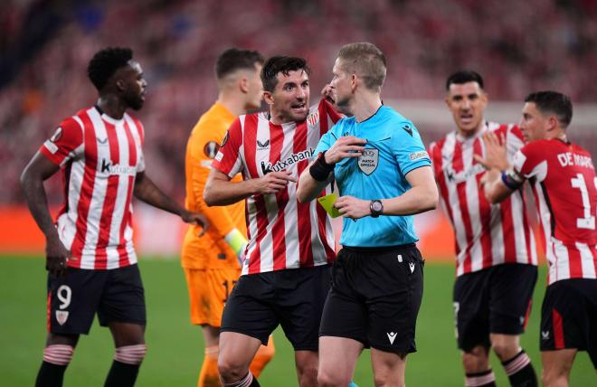 Dani Vivian protesta al árbitro noruego Eskas tras su expulsión en el Athletic Club-Manchester United (Foto: Cordon Press).
